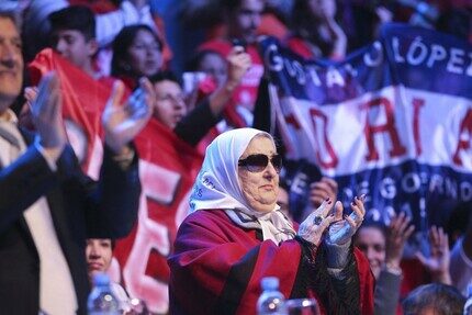 Hebe de Bonafini, el ama de casa que puso contra las cuerdas a la última dictadura argentina
