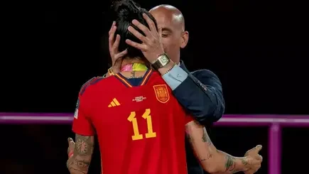 Foto ampliada de un beso que no era beso, era agresión