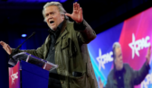 Steve Bannon con Yolanda Díaz al fondo