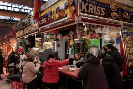 España abre una ruta de regularización migratoria, en contraste con el mundo