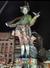 El 'no a la guerra' del 'ninot' Charlot
